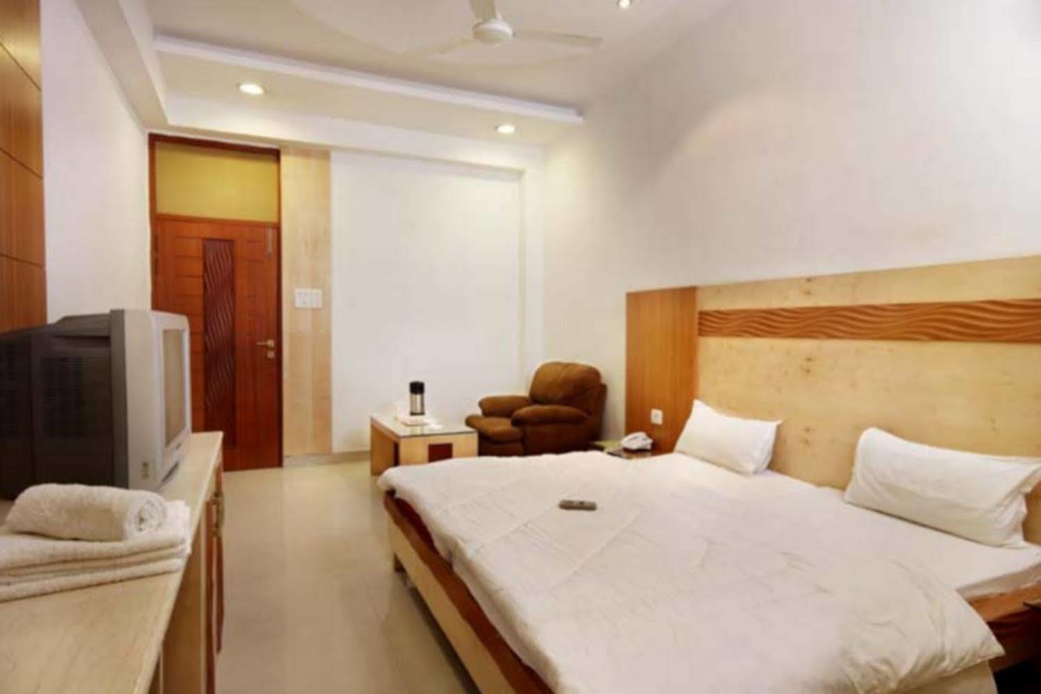 Hotel Mandakini Plaza Kanpur Chambre photo